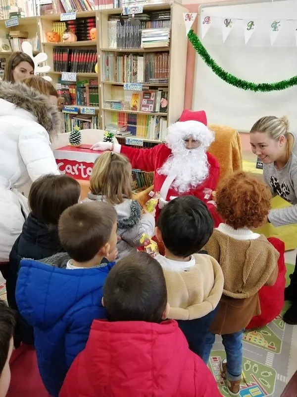 Foto 5 - Los alumnos de CEIP Manuel Moreno Blanco de Vitigudino ofrecen una bonita gala de Navidad  