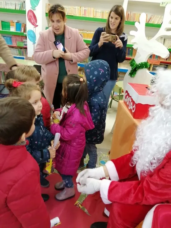 Foto 2 - Los alumnos de CEIP Manuel Moreno Blanco de Vitigudino ofrecen una bonita gala de Navidad  