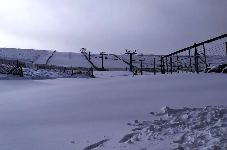 Foto 2 - Los 10 cent&iacute;metros de nieve que deja Elsa en la Covatilla s&oacute;lo se pueden pisar en Las Serenitas