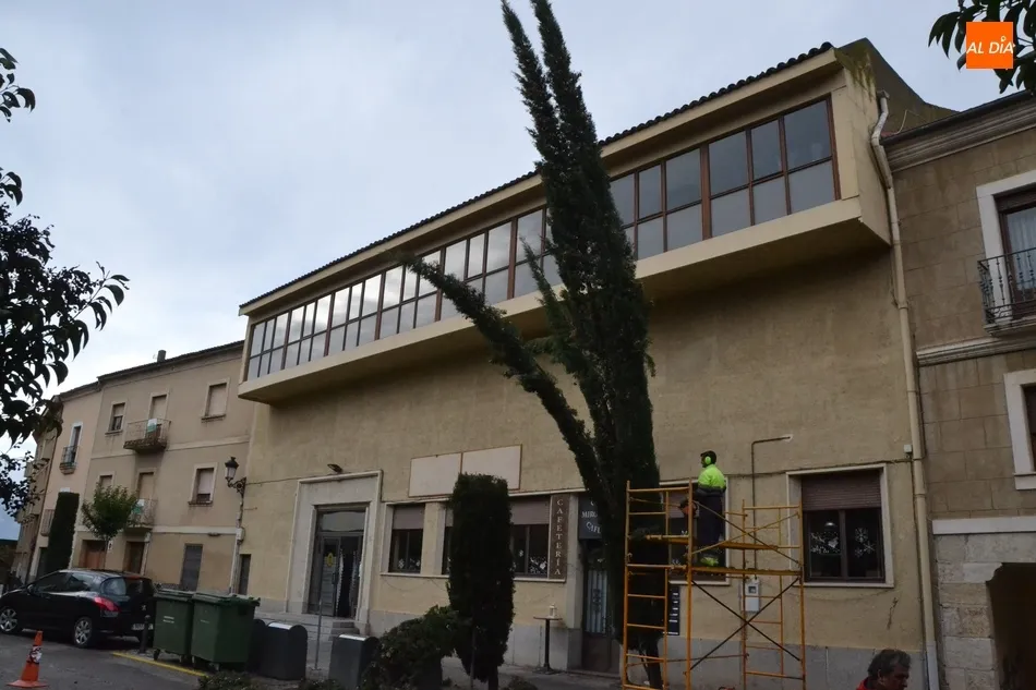 Foto 10 - Una poda de urgencia en la calle Velayos o goteras en el sal&oacute;n de plenos, entre los efectos del...