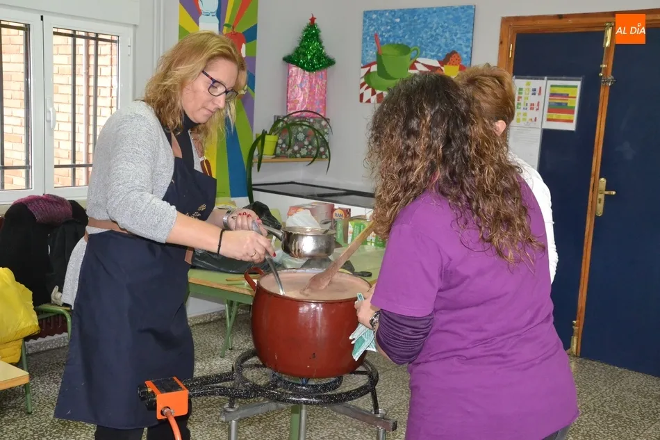 Dulce despedida del trimestre en el Fray Diego con una chocolatada a favor de Cáritas  