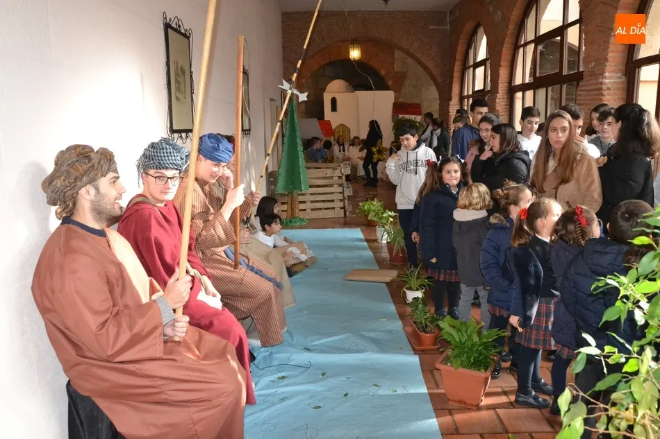 Foto 11 - Misioneras-Santa Teresa recibe a los Reyes Magos y monta un gran bel&eacute;n viviente  