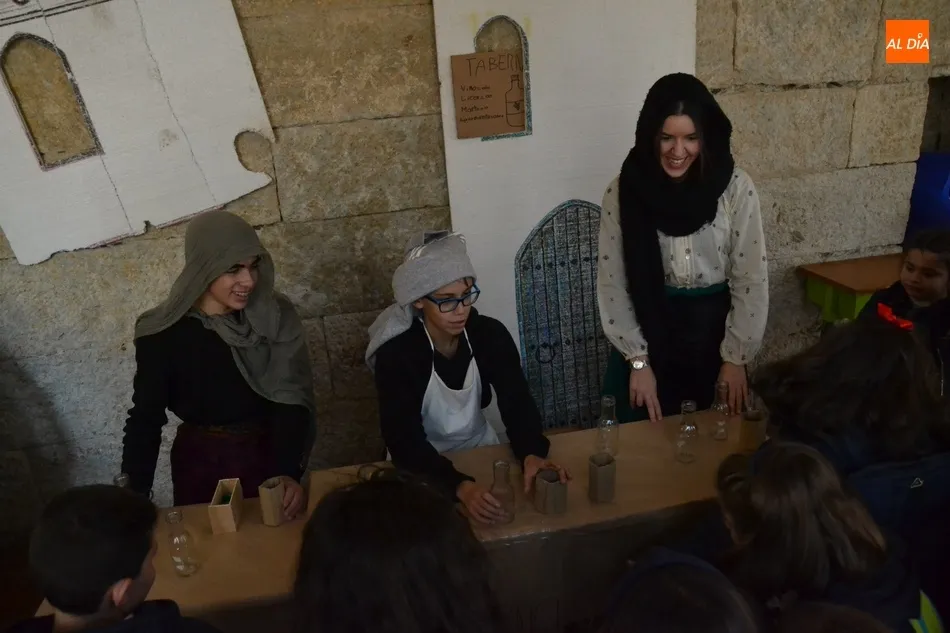 Foto 5 - Misioneras-Santa Teresa recibe a los Reyes Magos y monta un gran bel&eacute;n viviente  