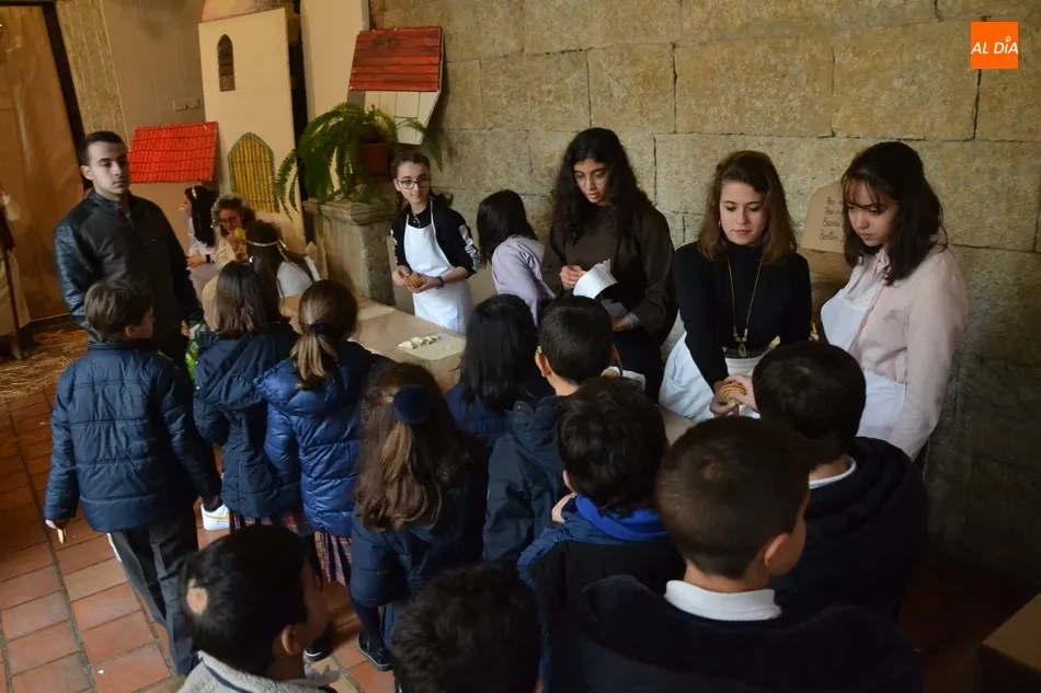 Foto 6 - Misioneras-Santa Teresa recibe a los Reyes Magos y monta un gran bel&eacute;n viviente  
