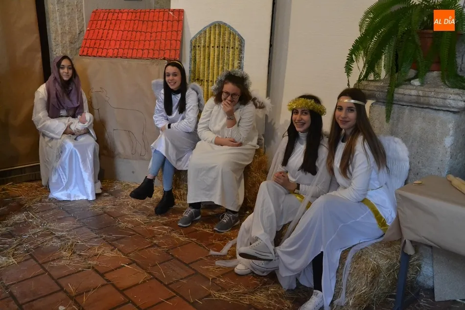 Foto 7 - Misioneras-Santa Teresa recibe a los Reyes Magos y monta un gran bel&eacute;n viviente  