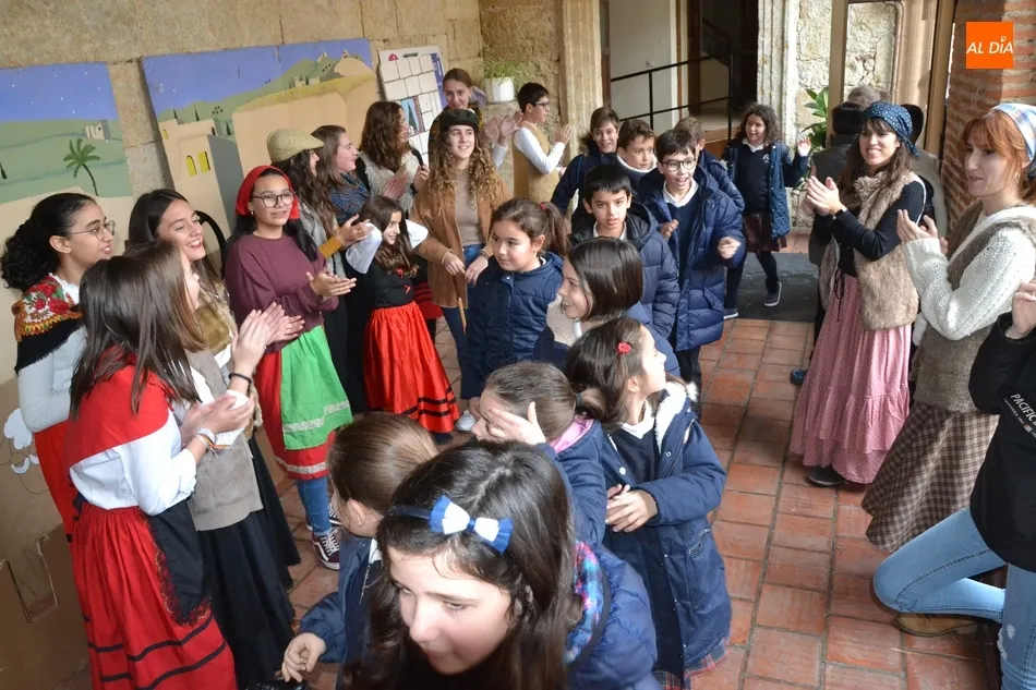 Foto 2 - Misioneras-Santa Teresa recibe a los Reyes Magos y monta un gran bel&eacute;n viviente  
