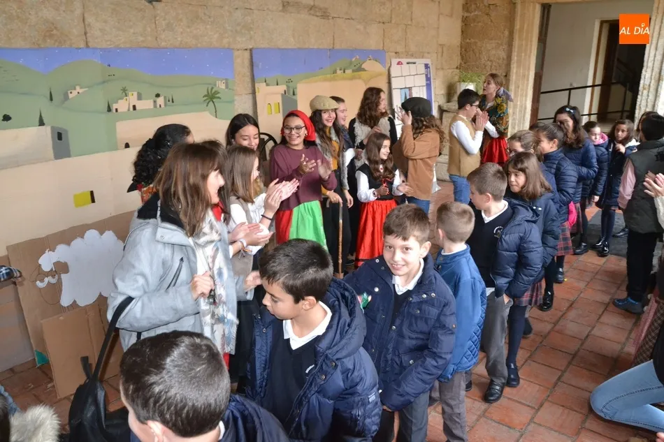Foto 3 - Misioneras-Santa Teresa recibe a los Reyes Magos y monta un gran bel&eacute;n viviente  