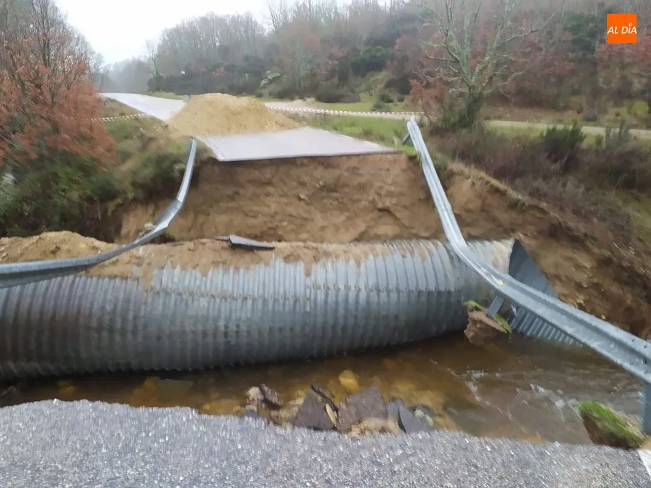 Foto 4 - El temporal derrumba el puente entre El Tornadizo y Monle&oacute;n