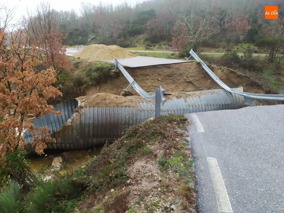 Foto 3 - El temporal derrumba el puente entre El Tornadizo y Monle&oacute;n