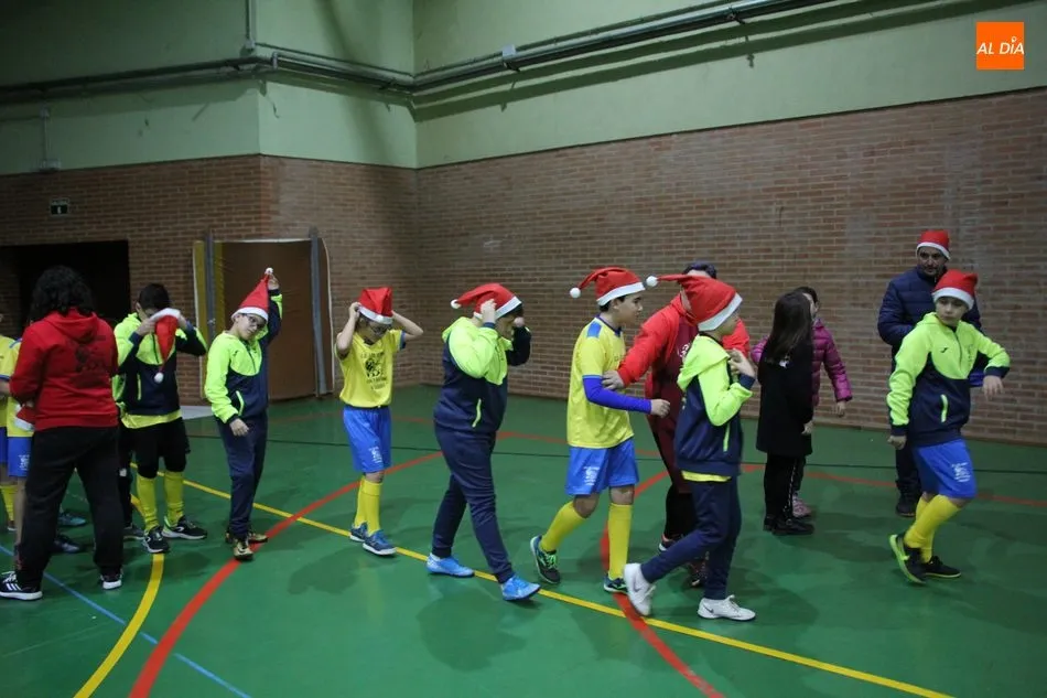 Foto 8 - Pap&aacute; Noel visita al CD Los Leones de Vitigudino  