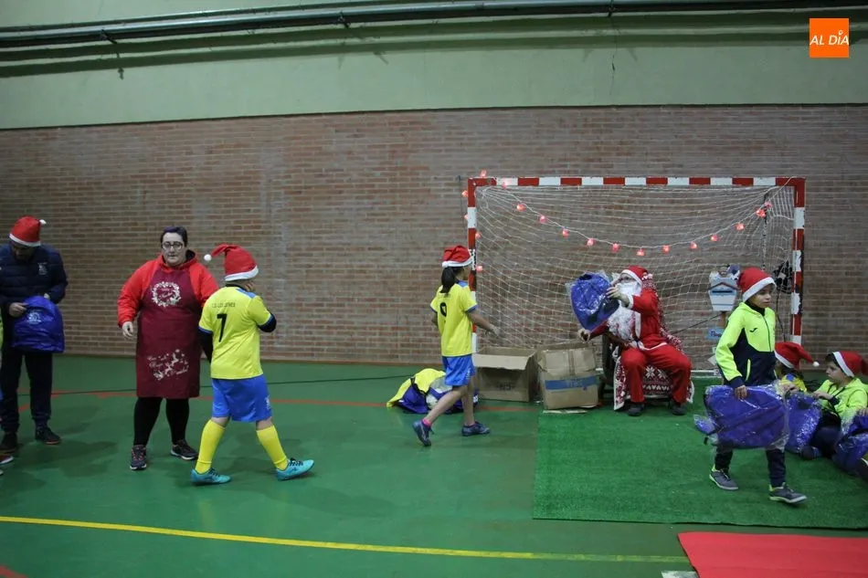 Foto 7 - Pap&aacute; Noel visita al CD Los Leones de Vitigudino  