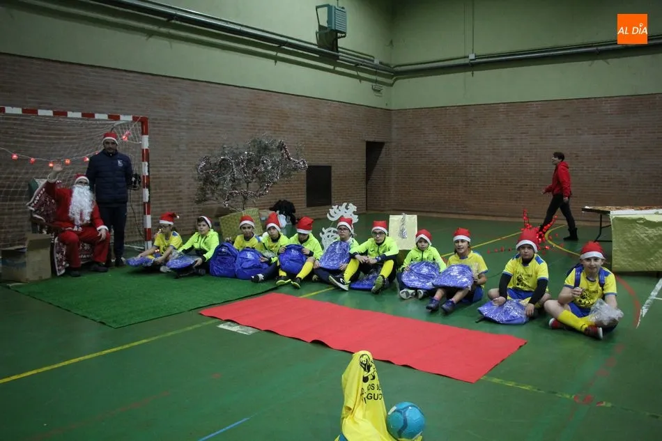 Foto 6 - Pap&aacute; Noel visita al CD Los Leones de Vitigudino  