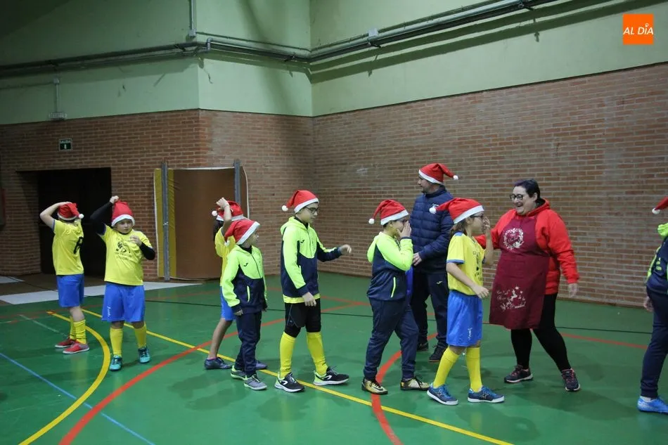 Foto 5 - Pap&aacute; Noel visita al CD Los Leones de Vitigudino  