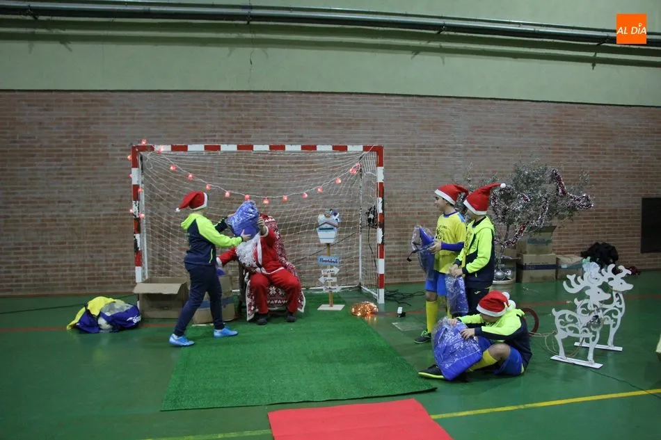 Foto 4 - Pap&aacute; Noel visita al CD Los Leones de Vitigudino  
