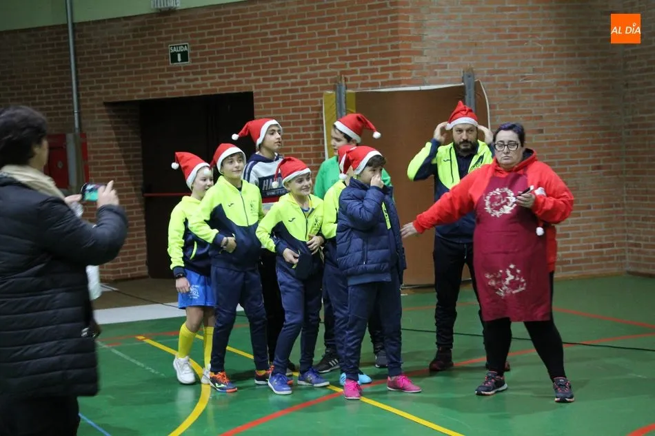 Foto 3 - Pap&aacute; Noel visita al CD Los Leones de Vitigudino  