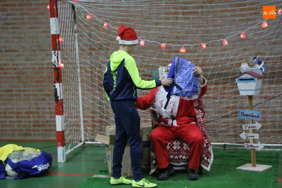Foto 2 - Pap&aacute; Noel visita al CD Los Leones de Vitigudino  