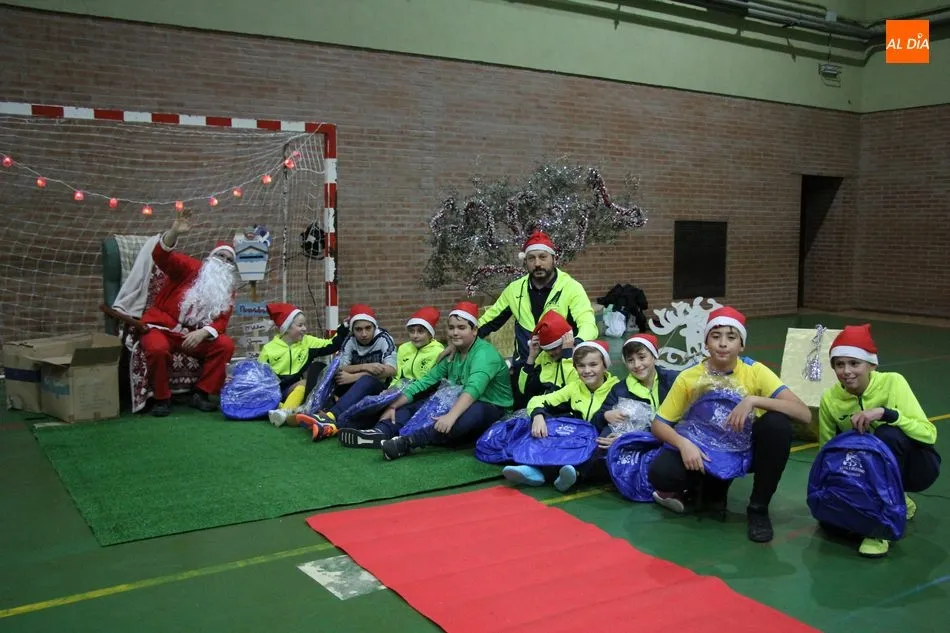 Foto 11 - Pap&aacute; Noel visita al CD Los Leones de Vitigudino  
