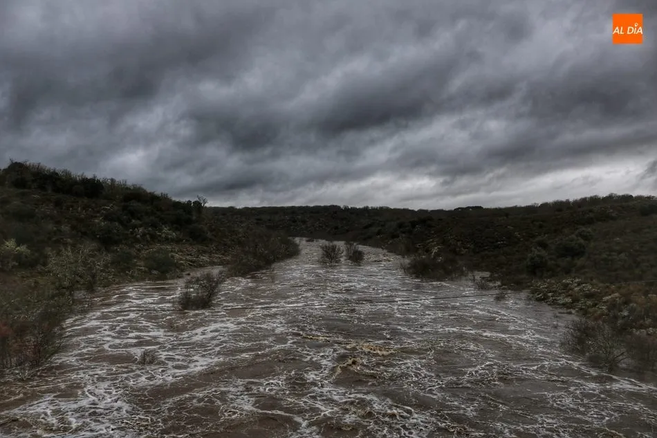 Impresionante crecida del Huebra a su paso por el puente de los 7 ojos  