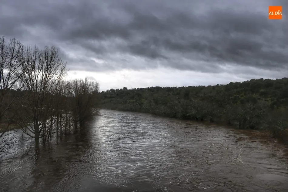 Foto 2 - Impresionante crecida del Huebra a su paso por el puente de los 7 ojos  