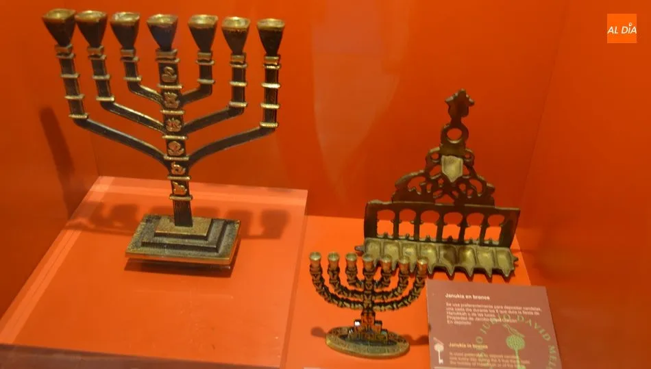 De i. a d. Menorah y Hanukkah