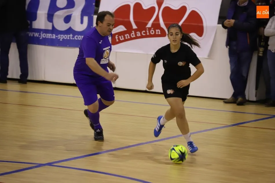 Foto 10 - Rotundo &eacute;xito en el &lsquo;rey de la pista&rsquo; solidario de AVIVA con buen f&uacute;tbol y diversi&oacute;n