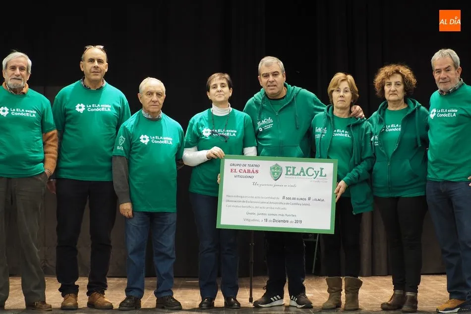 Foto 3 - El grupo de teatro &lsquo;El Cab&aacute;s&rsquo; de Vitigudino entrega un cheque de 500 euros a la Asociaci&oacute;n...