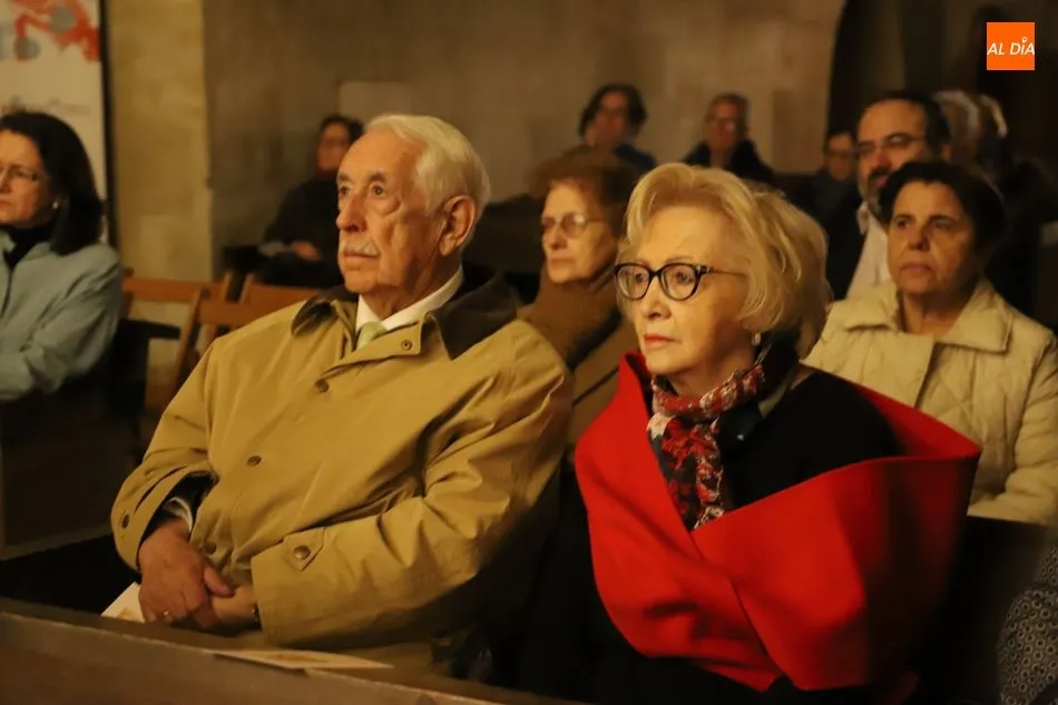 Foto 2 - El acto po&eacute;tico &lsquo;Navidad con poetas&rsquo; encandila a Salamanca