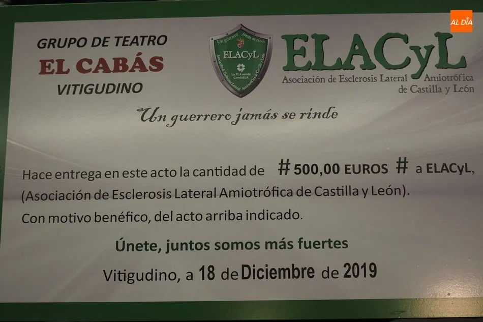 Foto 2 - El grupo de teatro &lsquo;El Cab&aacute;s&rsquo; de Vitigudino entrega un cheque de 500 euros a la Asociaci&oacute;n...