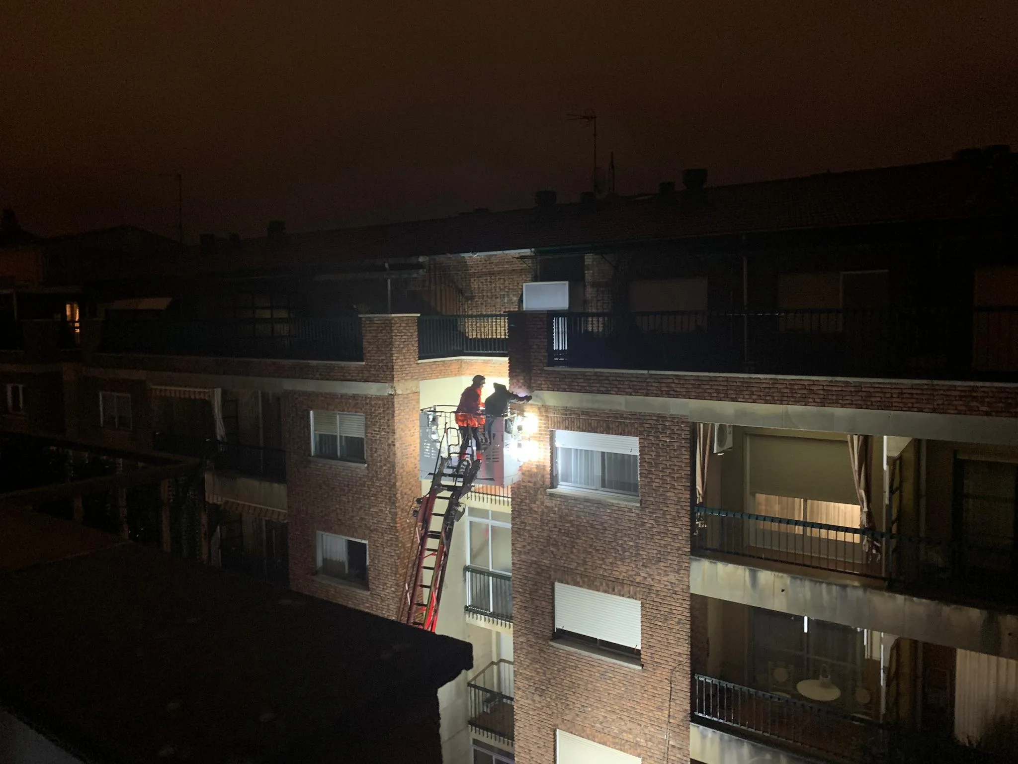 Foto 3 - Movilizaci&oacute;n de los Bomberos por el desprendimiento de una cornisa en la calle Joaqu&iacute;n Costa
