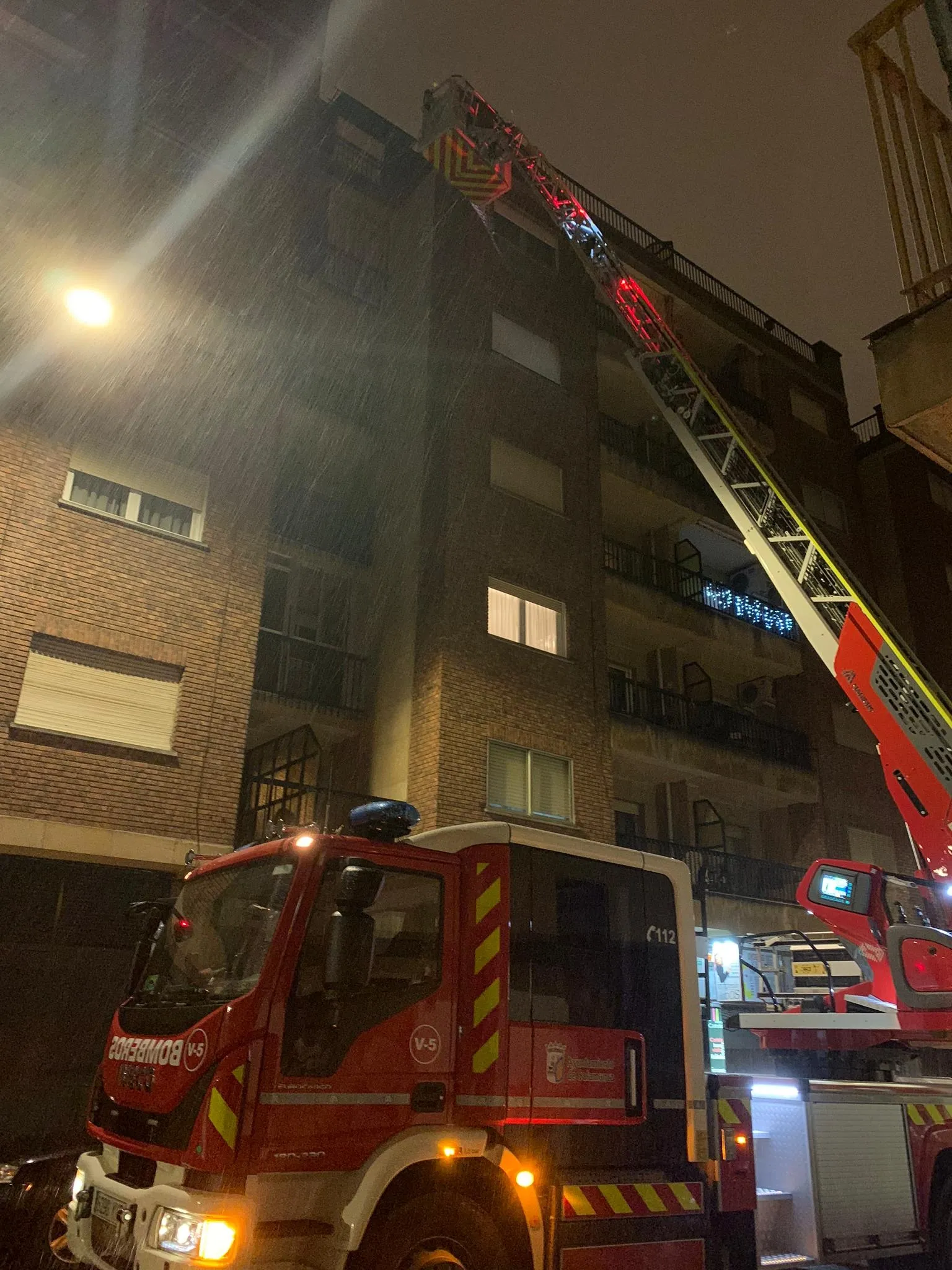 Foto 2 - Movilizaci&oacute;n de los Bomberos por el desprendimiento de una cornisa en la calle Joaqu&iacute;n Costa