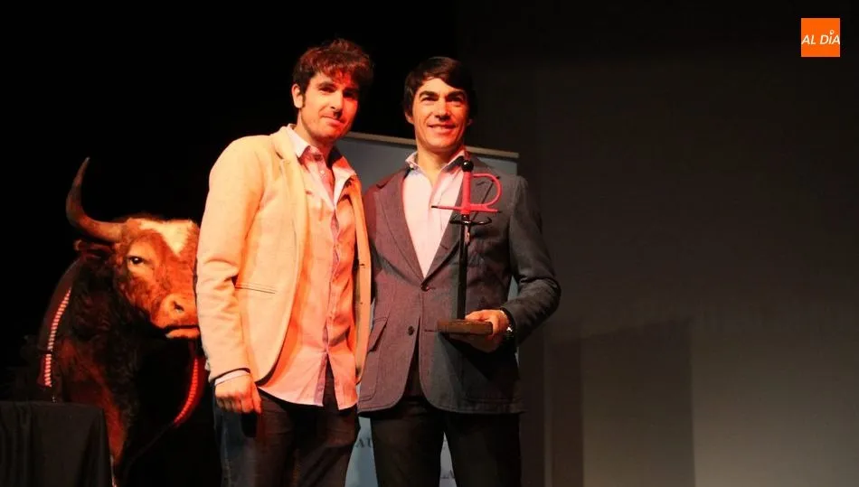 López Chaves con el premio a la Mejor Faena del festejo del 16 de agosto en Vitigudino, junto con Carlos Huertos, presidente de la Asociación / CORRAL