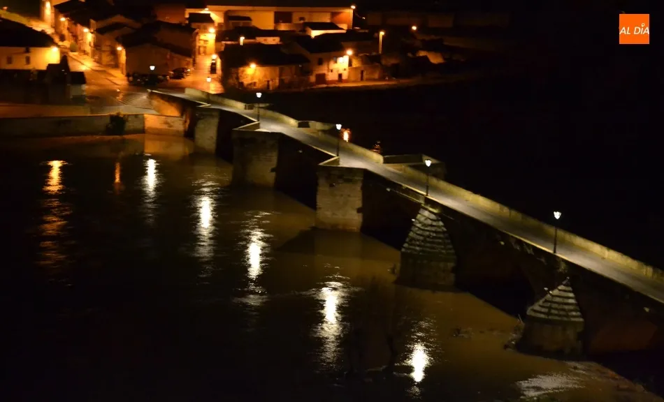 El Águeda junto al Puente Mayor en la medianoche del viernes al sábado | Foto @kisanghani