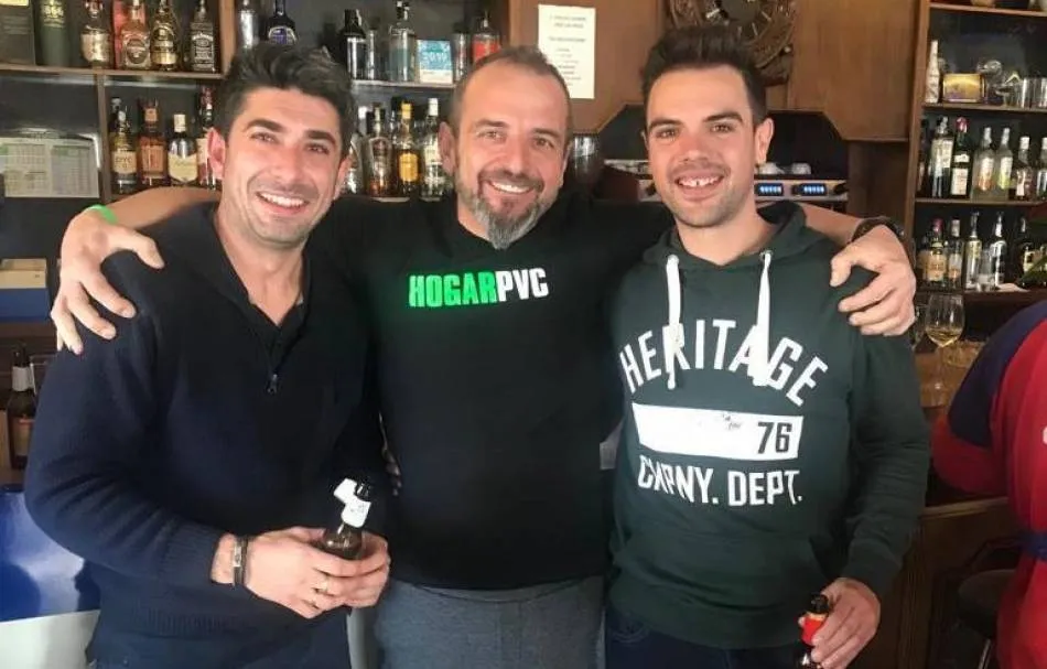 A la izquierda y a la derecha, los afortunados con el Gordo en 2018