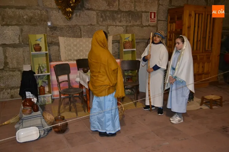 Foto 6 - Los ni&ntilde;os de catequesis trasladan a la iglesia parroquial la ilusionante representaci&oacute;n de su...