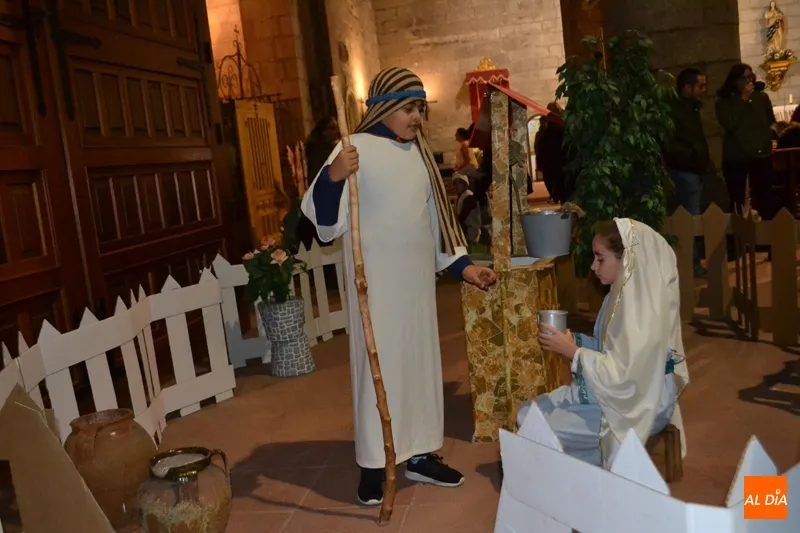 Foto 3 - Los ni&ntilde;os de catequesis trasladan a la iglesia parroquial la ilusionante representaci&oacute;n de su...