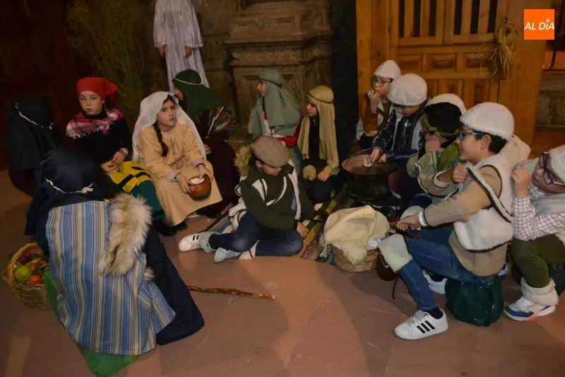 Foto 2 - Los ni&ntilde;os de catequesis trasladan a la iglesia parroquial la ilusionante representaci&oacute;n de su...