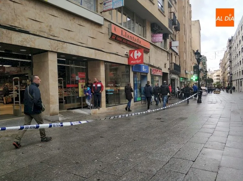 Un tramo de la calle Toro ha sido cerrado ante la posibilidad de desprendimiento de la veleta de la iglesia de San Juan de Sahagún