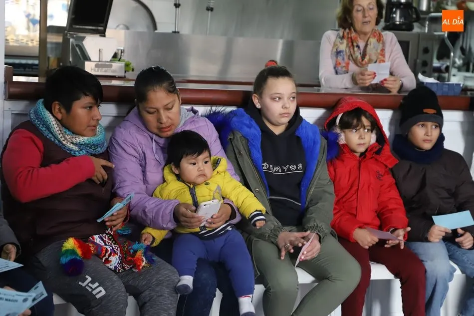 Foto 10 - El Comedor de los Pobres reparte juguetes y comida entre los m&aacute;s necesitados