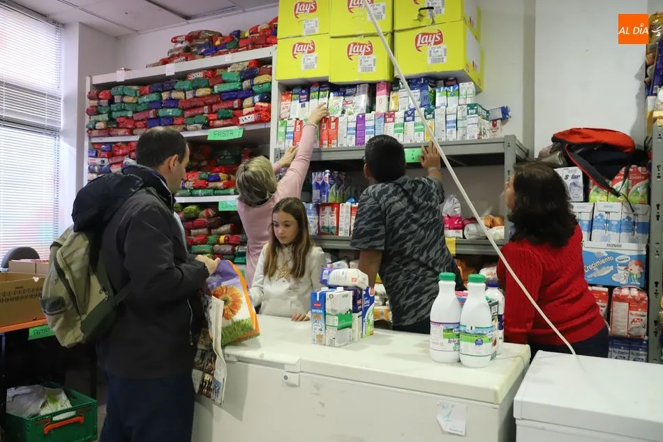Foto 8 - El Comedor de los Pobres reparte juguetes y comida entre los m&aacute;s necesitados