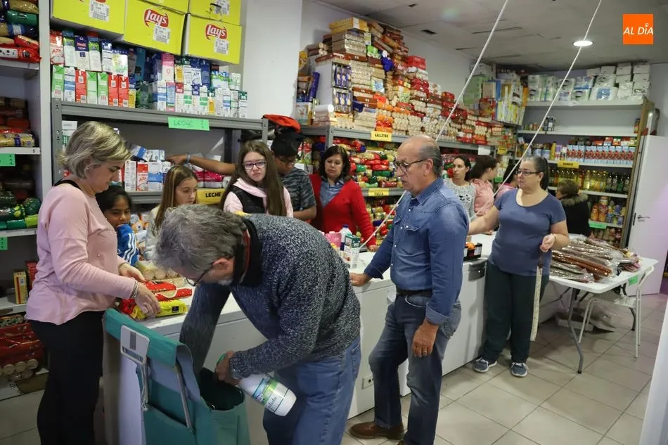 Foto 6 - El Comedor de los Pobres reparte juguetes y comida entre los m&aacute;s necesitados
