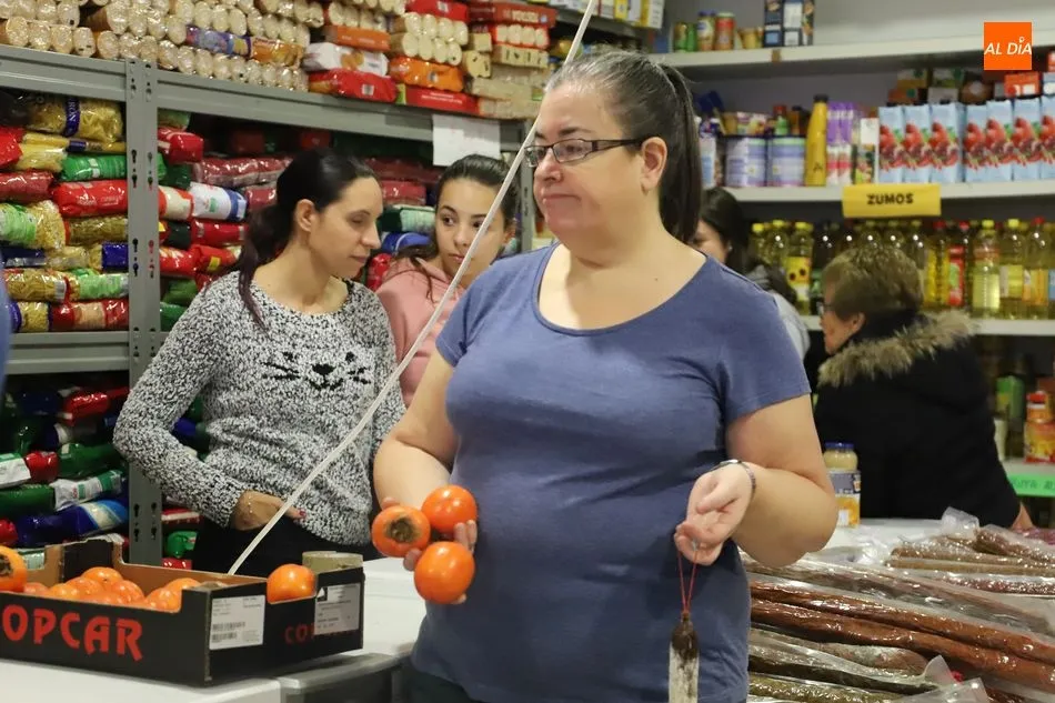 Foto 2 - El Comedor de los Pobres reparte juguetes y comida entre los m&aacute;s necesitados