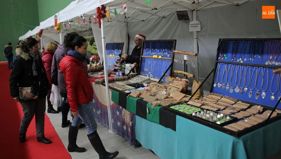 Surtida oferta de productos en el Mercasdo Navideño de Vitigudino / CORRAL