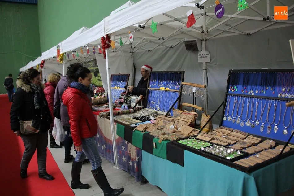 Foto 7 - El Mercadillo Navide&ntilde;o anima el s&aacute;bado en Vitigudino  