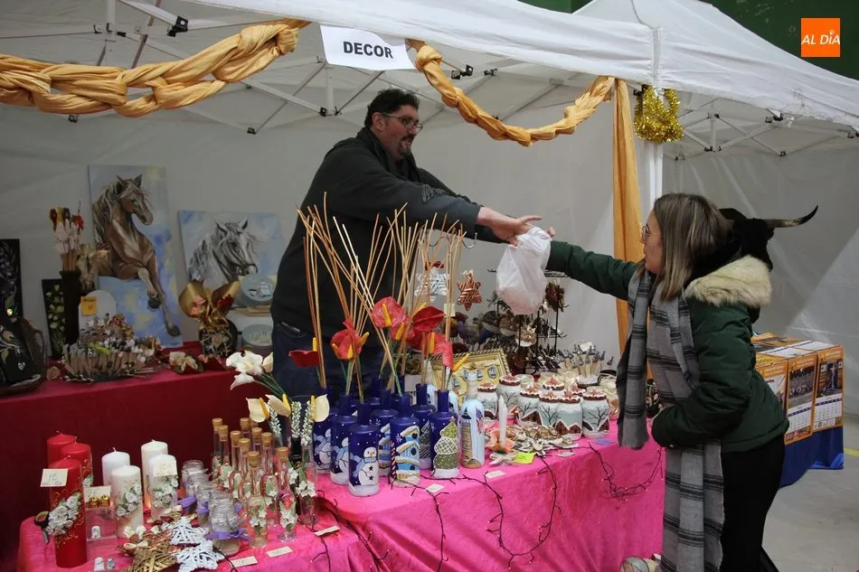Foto 6 - El Mercadillo Navide&ntilde;o anima el s&aacute;bado en Vitigudino  