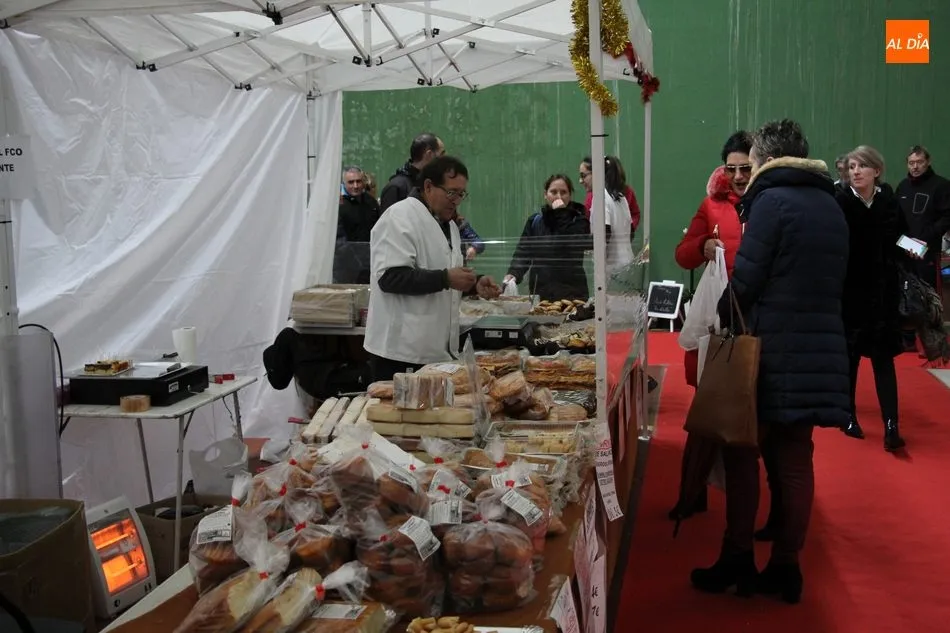 Foto 3 - El Mercadillo Navide&ntilde;o anima el s&aacute;bado en Vitigudino  