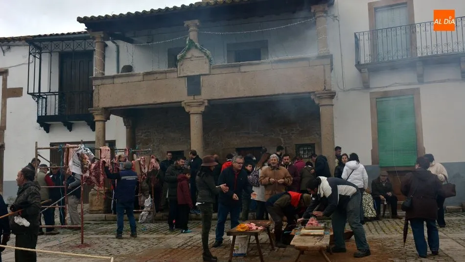 Ambiente matancero delante del portal de la Torre del Reloj en la Plaza de Lumbrales / E. Corredera