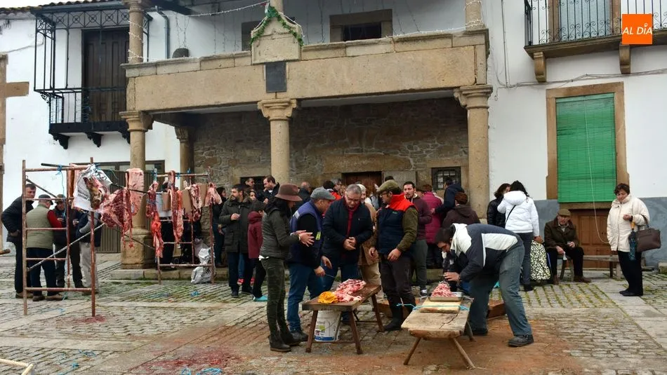 Foto 2 - Lumbrales vive una animada y participativa jornada de Matanza tradicional del cerdo