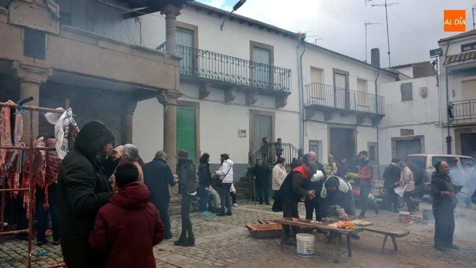 Foto 4 - Lumbrales vive una animada y participativa jornada de Matanza tradicional del cerdo