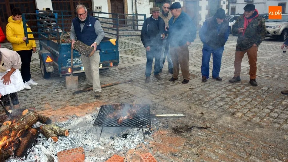 Foto 11 - Lumbrales vive una animada y participativa jornada de Matanza tradicional del cerdo