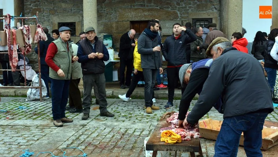 Foto 9 - Lumbrales vive una animada y participativa jornada de Matanza tradicional del cerdo